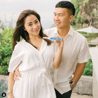 Saking tak percayanya dengan tes kehamilan pertama tersebut, Nikita Willy membeli lagi sebuah test pack secara online untuk lebih yakin. Dan dari hasil uji test pack kedua, dia kembali dinyatakan hamil. Berdasarkan pemeriksaan dokter, usia kandungan Niki sudah enam minggu. Foto: Dok. Instagram @indpriw