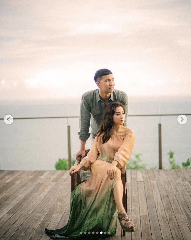 Nikita Willy kemudian mengungkap fakta ketika suaminya, Indra Priawan diberitahukan soal kehamilan tersebut. Nikita mengatakan pada Indra bahwa dia memiliki kejutan. Dan kejutan tersebut berada di dalam tas pouch yang diberikannya pada sang suami. Foto: Dok. Instagram @indpriw