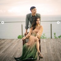 Nikita Willy kemudian mengungkap fakta ketika suaminya, Indra Priawan diberitahukan soal kehamilan tersebut. Nikita mengatakan pada Indra bahwa dia memiliki kejutan. Dan kejutan tersebut berada di dalam tas pouch yang diberikannya pada sang suami. Foto: Dok. Instagram @indpriw
