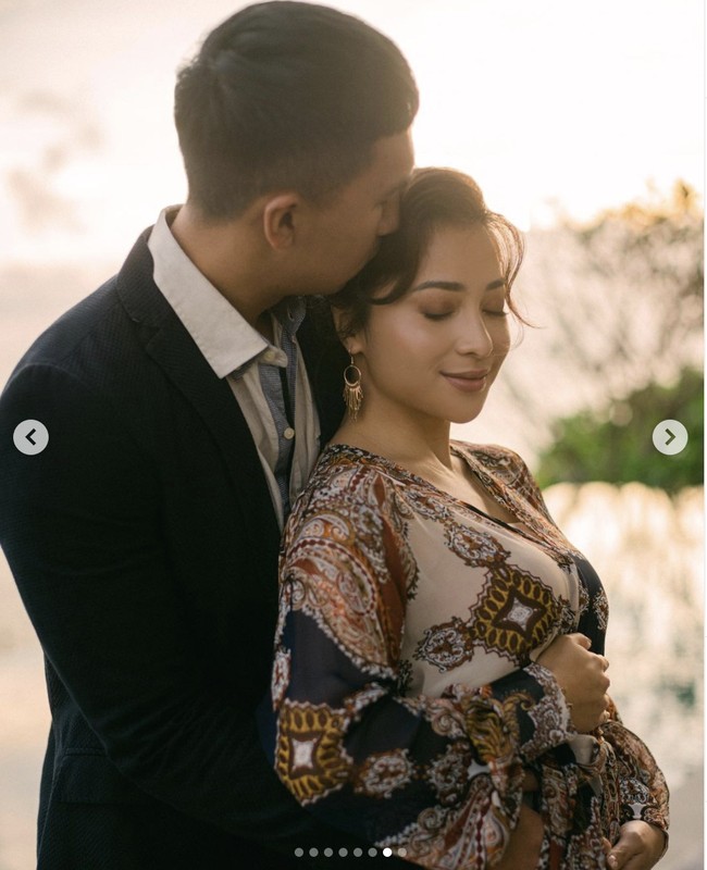 Menurut Nikita Willy, saat dia memberikan kejutan untuk Indra Priawan, adiknya dan teman-temannya yang ikut liburan ke Bali bersama, sempat mengira dia akan membuat video endorse bukan pengumuman kehamilan. “Mereka pikir video endorsement. Yang suprise jadinya bukan cuma kita, tapi Nona (adik Nikita Willy-red) dan teman-teman juga. Nona sampai nangis,” ujar Nikita. Foto: Dok. Instagram @indpriw