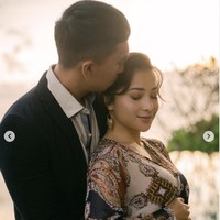 Menurut Nikita Willy, saat dia memberikan kejutan untuk Indra Priawan, adiknya dan teman-temannya yang ikut liburan ke Bali bersama, sempat mengira dia akan membuat video endorse bukan pengumuman kehamilan. “Mereka pikir video endorsement. Yang suprise jadinya bukan cuma kita, tapi Nona (adik Nikita Willy-red) dan teman-teman juga. Nona sampai nangis,” ujar Nikita. Foto: Dok. Instagram @indpriw
