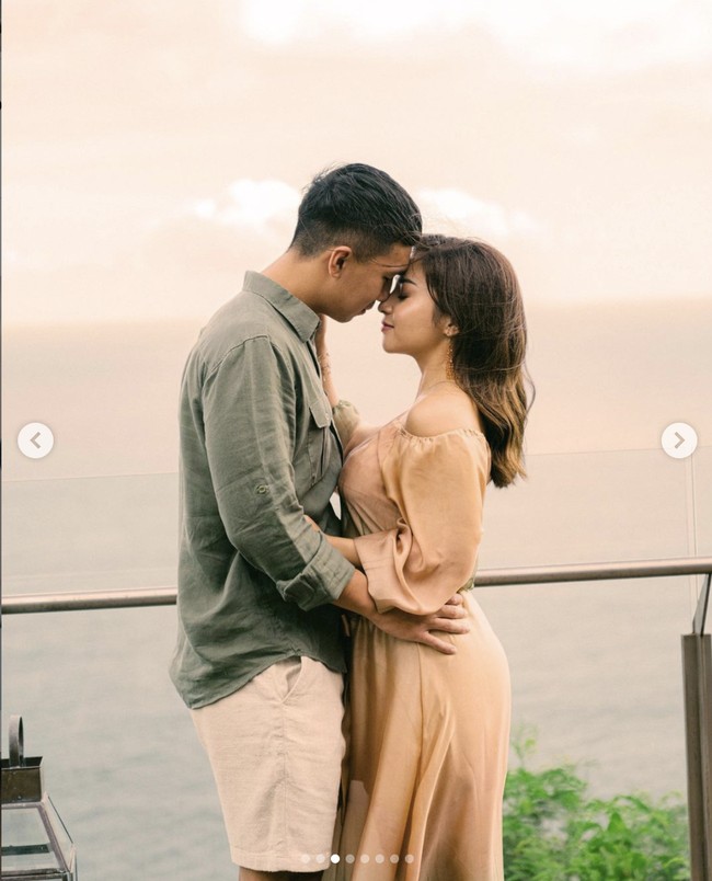 “Suprisenya benar-benar nggak nyangka. Pas lihat nggak bisa berkata apa-apa lagi. That was the best surprise ever,” kata pria dengan nama lengkap Indra Priawan Djokosoetono itu. Foto: Dok. Instagram @indpriw