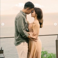 “Suprisenya benar-benar nggak nyangka. Pas lihat nggak bisa berkata apa-apa lagi. That was the best surprise ever,” kata pria dengan nama lengkap Indra Priawan Djokosoetono itu. Foto: Dok. Instagram @indpriw