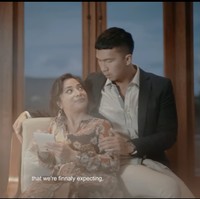 Indra Priawan yang diketahui menjabat sebagai Chief Executive Officer Blue Bird itu kemudian membuka pouch yang di dalamnya berisi test pack. Indra pun hanya bisa berkata wow saat melihat test pack yang menyatakan Nikita Willy hamil. Foto: Dok. Instagram @nikitawillyofficial94