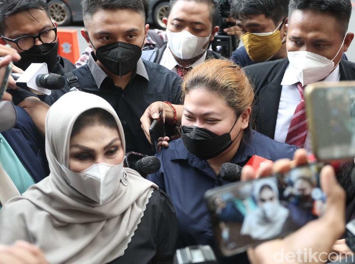 Olivia Nathania saat menyambangi Polda Metro Jaya.