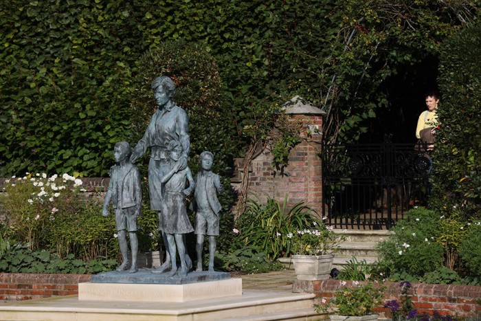 Patung Putri Diana di Taman Sunken, Istana Kensington, Inggris LONDON, ENGLAND - OCTOBER 10: The new Princess Diana statue in the Sunken Garden at Kensington Palace on October 10, 2021 in London, England. The statue of Diana, Princess of Wales, was unveiled at a pared-down ceremony in July, but a larger reception with her family and friends, including Sir Elton John, was rescheduled until later this month. (Photo by Hollie Adams/Getty Images)