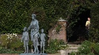Patung Putri Diana baru saja diresmikan di upacara sederhana pada Juli lalu, namun pihak Istana Kensington merencanakan segera membuat acara besar-besaran.  Foto: Getty Images/Hollie Adams