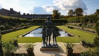 Patung Princess of Wales berada di taman Sunken di Istana Kensington, Inggris. Foto: Getty Images/Hollie Adams