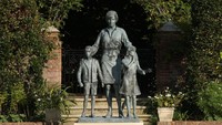 Nama Putri Diana kini abadi bersama dengan anak-anak yang berdiri berdampingan dengannya.  Foto: Getty Images/Hollie Adams