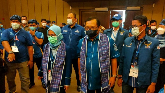 Partai Demokrat Provinsi Banten menggelar musyawarah daerah ke-V. Kader partai besutan SBY itu pun siap menyongsong 2024.

Kepala Badan Pembina Organisasi, Kaderisasi, dan Keanggotaan (BPOKK) DPP Partai Demokrat, Herman Khaeron didampingi Ketua DPD Partai Demorkat Provinsi Banten Iti Octavia Jayabaya disele-sela pembukaan Musyawawarah Daerah Ke- V Partai Demokrat Provinsi Banten di Serang, Banten. 

Herman mengaku bangga dan bahagia kedua kader kompak untuk bersatu untuk kepentingan yang lebih luas yaitu Partai Demokrat menuju 2024.