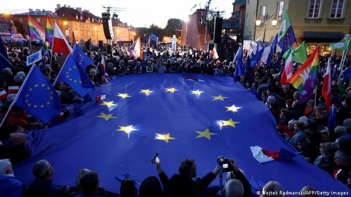 Pengunjuk rasa memegang bendera besar Uni Eropa dalam gerakan pro-Uni Eropa menyusul putusan MK menentang keutamaan hukum Uni Eropa di Polandia (Wojtek Radwanski/AFP/Getty Images)