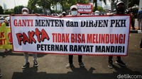 Selain berorasi, para peternak juga membentangkan spanduk tuntutan.