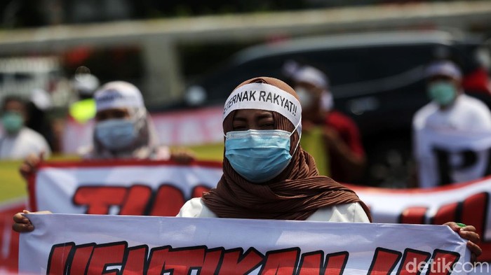 Massa yang tergabung dalam Paguyuban Peternak Rakyat Nusantara melakukan aksi unjuk rasa di depan Gedung DPR, Jakarta  Senin (11/10/2021). Aksi ini menuntut Pemerintah agar keadilan bagi para peternak ayam mandiri, yang selalu dihantui oleh ancaman monopoli perusahaan besar (korporasi) dan fluktuasi harga rugi.