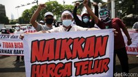 Para peternak juga meminta agar harga telur dinaikkan.
