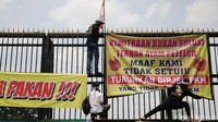 Sejumlah spanduk yang dibawa di pasang di pagar gedung DPR.