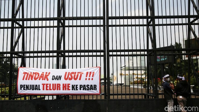 Peternak Ayam Geruduk DPR Massa yang tergabung dalam Paguyuban Peternak Rakyat Nusantara melakukan aksi unjuk rasa di depan Gedung DPR, Jakarta Senin (11/10/2021). Aksi ini menuntut Pemerintah agar keadilan bagi para peternak ayam mandiri, yang selalu dihantui oleh ancaman monopoli perusahaan besar (korporasi) dan fluktuasi harga rugi.
