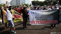 Massa yang tergabung dalam Paguyuban Peternak Rakyat Nusantara melakukan unjuk rasa di depan Gedung DPR, Jakarta, Senin (11/10/2021).