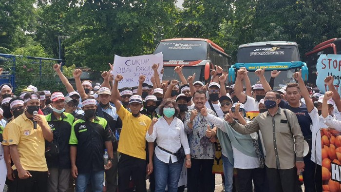 Peternak ke Kantor Charoen Pokphand Indonesia