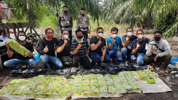 Polda Riau Tangkap 7 Orang Jaringan Narkoba di Dumai.(Raja/detikcom)