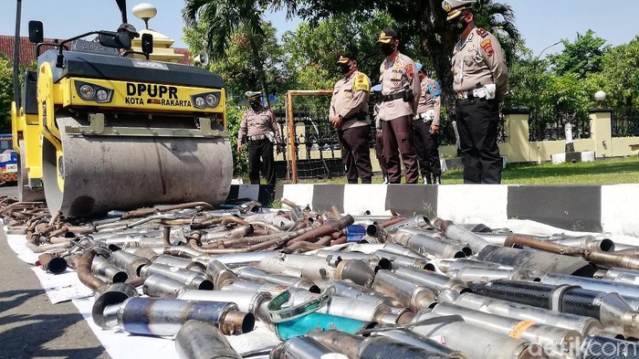 Polresta memusnahkan 1.259 knalpot yang tidak sesuai dengan standar atau knalpot brong di halaman Mapolresta Solo, Senin (11/10/2021).