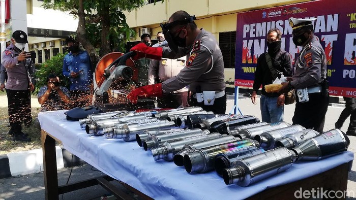Polresta memusnahkan 1.259 knalpot yang tidak sesuai dengan standar atau knalpot brong di halaman Mapolresta Solo, Senin (11/10/2021).