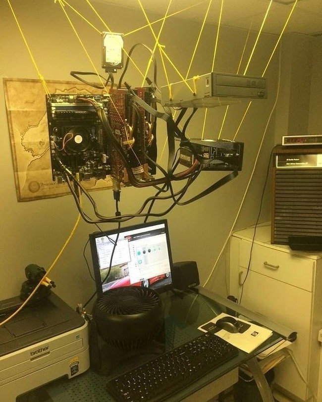 Definisi ruang kerja ekstrim. Kalau ada 1 tali saja yang putus bisa bahaya nih. Nggak cuma bisa bikin kepala benjol, kabel-kabelnya juga bisa bikin kesetrum. Ada yang ingin mencoba inspirasi ruang kerja yang satu ini? Foto: Instagram