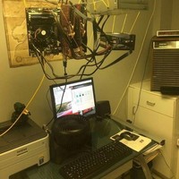 Definisi ruang kerja ekstrim. Kalau ada 1 tali saja yang putus bisa bahaya nih. Nggak cuma bisa bikin kepala benjol, kabel-kabelnya juga bisa bikin kesetrum. Ada yang ingin mencoba inspirasi ruang kerja yang satu ini? Foto: Instagram