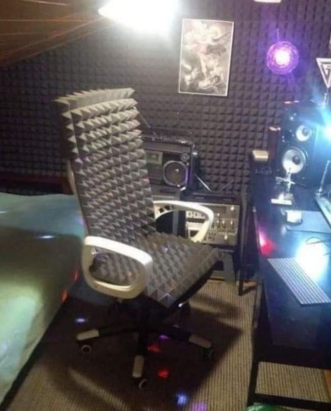 Biasanya kursi di ruang kerja dibuat senyaman mungkin agar betah duduk berjam-jam. Tapi hal itu nggak berlaku buat ruang kerja yang satu ini. Entah apa maksud dan tujuannya membuat kursi dengan desain bergerigi seperti itu. Foto: Instagram