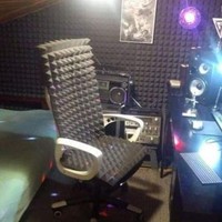 Biasanya kursi di ruang kerja dibuat senyaman mungkin agar betah duduk berjam-jam. Tapi hal itu nggak berlaku buat ruang kerja yang satu ini. Entah apa maksud dan tujuannya membuat kursi dengan desain bergerigi seperti itu. Foto: Instagram