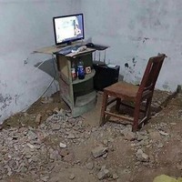 Ruang kerja yang bisa berubah jadi tempat uji nyali kalau malam hari. Kalau ruang kerjanya kayak gini sih dijamin perasaan stress dan beban hidupmu akan bertambah. Ada yang berani kerja di ruang ini sendirian saat malam hari? Foto: Instagram