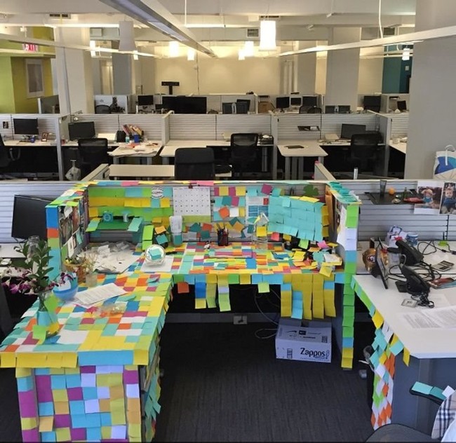 Entah apa maksudnya menempelkan sticky note sampai sebanyak itu. Melihat fotonya aja udah bikin pusing, apalagi kalau harus kerja di ruang kerja seperti itu. Berat, kamu gaakan kuat! Foto: Instagram