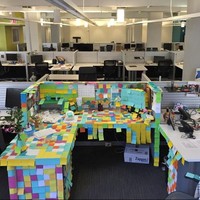 Entah apa maksudnya menempelkan sticky note sampai sebanyak itu. Melihat fotonya aja udah bikin pusing, apalagi kalau harus kerja di ruang kerja seperti itu. Berat, kamu gaakan kuat! Foto: Instagram