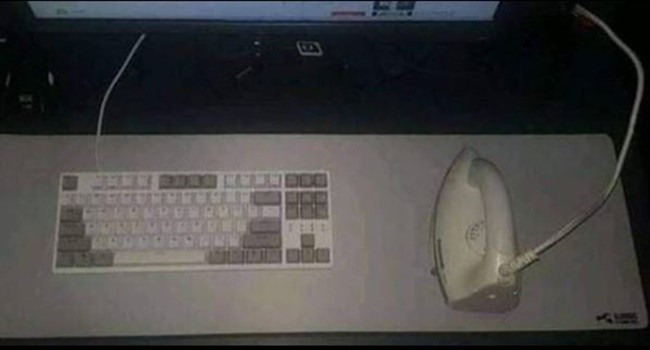 Mungkin ini yang dinamakan ruang kerja multitasking. Biar lebih berguna mouse komputernya diganti dengan setrika. Kalau kayak gini kan jadinya bisa ngetik sambil nyetrika baju. Foto: Instagram