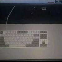 Mungkin ini yang dinamakan ruang kerja multitasking. Biar lebih berguna mouse komputernya diganti dengan setrika. Kalau kayak gini kan jadinya bisa ngetik sambil nyetrika baju. Foto: Instagram