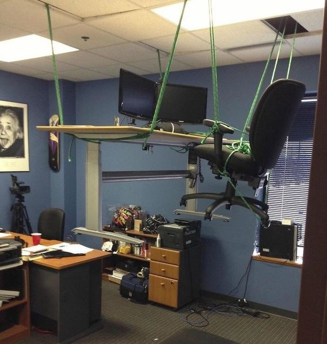 Ruang kerja anti mainstream, bisa bikin kamu kerja sambil melayang. Jangan khawatir, selama talinya kuat, kamu pasti selamat! Foto: Instagram