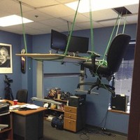 Ruang kerja anti mainstream, bisa bikin kamu kerja sambil melayang. Jangan khawatir, selama talinya kuat, kamu pasti selamat! Foto: Instagram