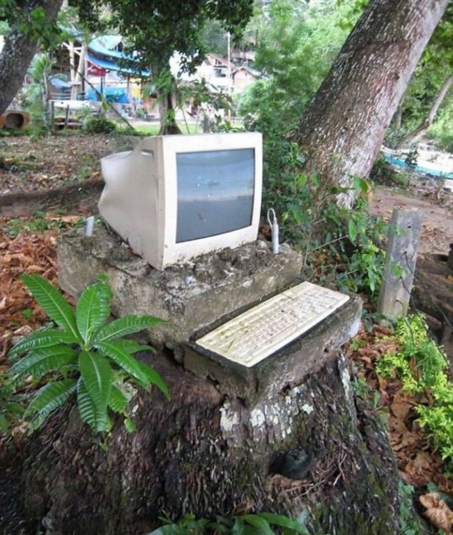 Nggak cuma mejanya saja yang antik tapi komputernya juga udah jadul banget nih. Bisa-bisa kerjaan jadi nggak selesai-selesai deh kalo ruang kerjanya seperti ini. Foto: Instagram