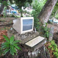 Nggak cuma mejanya saja yang antik tapi komputernya juga udah jadul banget nih. Bisa-bisa kerjaan jadi nggak selesai-selesai deh kalo ruang kerjanya seperti ini. Foto: Instagram