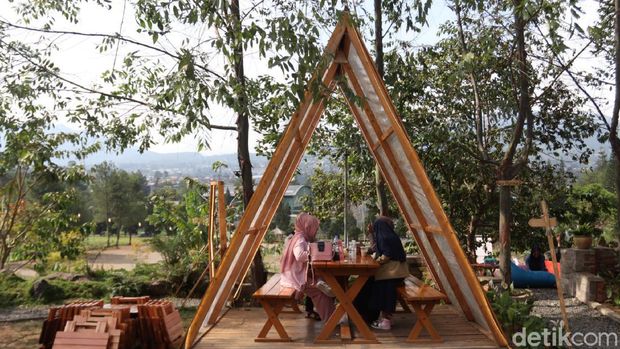 Ruang Lapang, Kafe Outdoor yang Lagi Viral di Bandung Barat