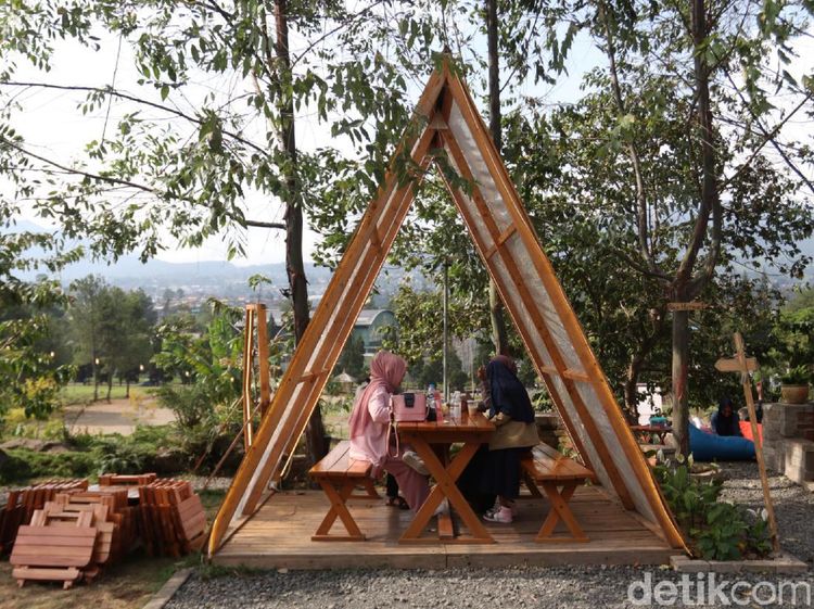 Foto: Ngopi Santai di Kafe Hits Bandung Barat