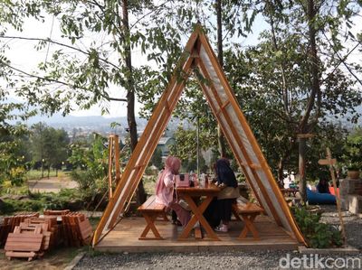 Foto: Ngopi Santai di Kafe Hits Bandung Barat
