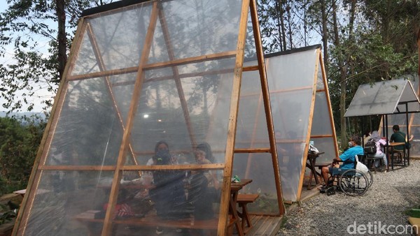 Suasana yang alami begitu menenangkan. Kursi dengan tenda segitiga transparan yang berjejer rapi menadi ikon Ruang Lapang. (Wisma Putra/detikcom) Suasana yang alami begitu menenangkan. Kursi dengan tenda segitiga transparan yang berjejer rapi menadi ikon Ruang Lapang. (Wisma Putra/detikcom)