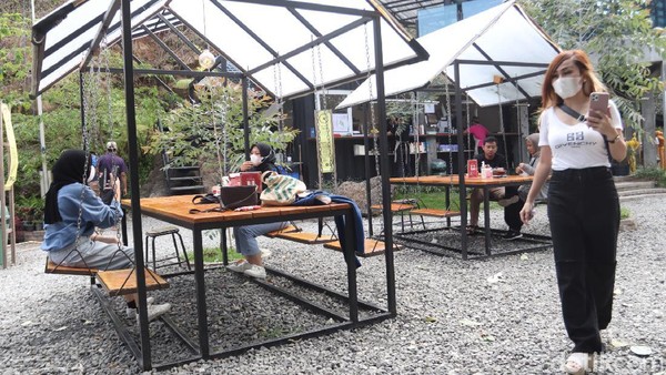 Ruang Lapang sudah dibuka sejak 8 bulan lalu di kawasan Stone Garden. Sebelumnya, kawasan tak tertata rapi. (Wisma Putra/detikcom) Ruang Lapang sudah dibuka sejak 8 bulan lalu di kawasan Stone Garden. Sebelumnya, kawasan tak tertata rapi. (Wisma Putra/detikcom)