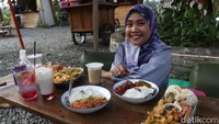 Untuk bersantai, jangan lupa cicipi berbagai menu khas Ruang Lapang. Ada makanan khas Korea, Thailand dan tentu Indonesia, khususnya hidangan khas Sunda. (Wisma Putra/detikcom)