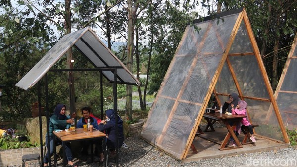 Ruang Lapang berlokasi di Kawasan Green Forest, tepatnya di Jalan Sersan Bajuri, Kecamatan Parongpong, Bandung Bara(Wisma Putra/detikcom) Ruang Lapang berlokasi di Kawasan Green Forest, tepatnya di Jalan Sersan Bajuri, Kecamatan Parongpong, Bandung Bara(Wisma Putra/detikcom)