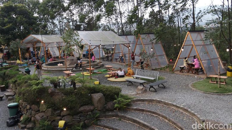 Ruang Lapang, Kafe Outdoor yang Lagi Viral di Bandung Barat Ruang Lapang, Kafe Outdoor yang Lagi Viral di Bandung Barat