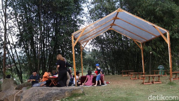 Traveler juga bisa duduk lesehan. Ada cukup banyak kapasitas yang menampung lebih dari 10 wisatawan. (Wisma Putra/detikcom) Traveler juga bisa duduk lesehan. Ada cukup banyak kapasitas yang menampung lebih dari 10 wisatawan. (Wisma Putra/detikcom)