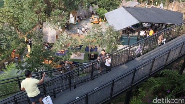 Masuk ke kawasan Ruang Lapang, traveler akan dikenakan ticket Rp 30 ribu. Nantinya tiket bisa ditukarkan dengan segelas fresh milk atau jagung bakar khas Ruang Lapang. (Wisma Putra/detikcom) Masuk ke kawasan Ruang Lapang, traveler akan dikenakan ticket Rp 30 ribu. Nantinya tiket bisa ditukarkan dengan segelas fresh milk atau jagung bakar khas Ruang Lapang. (Wisma Putra/detikcom)