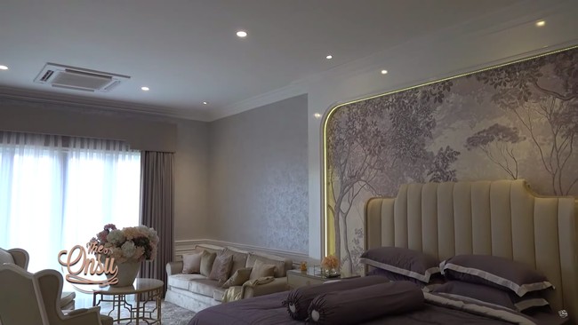 Inilah penampakan kamar utama Ivan Gunawan yang dihiasi wallpaper bernuansa taman yang romantis. Menariknya, gorden di kamar ini memiliki pengaturan suara. Jadi, dapat dibuka-tutup hanya dengan perintah suara. (Foto: YouTube/The Onsu Family)