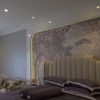 Inilah penampakan kamar utama Ivan Gunawan yang dihiasi wallpaper bernuansa taman yang romantis. Menariknya, gorden di kamar ini memiliki pengaturan suara. Jadi, dapat dibuka-tutup hanya dengan perintah suara. (Foto: YouTube/The Onsu Family)